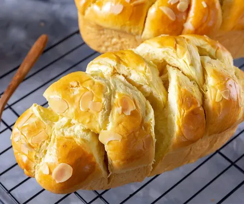 Bánh Mì Hoa Cúc Hạnh Nhân – Men Tự Nhiên