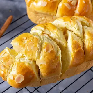 Bánh Mì Hoa Cúc Hạnh Nhân – Men Tự Nhiên