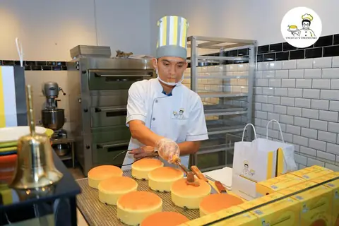 Thợ bánh Uncle Lu's xếp mẻ bánh phô mai vừa nướng